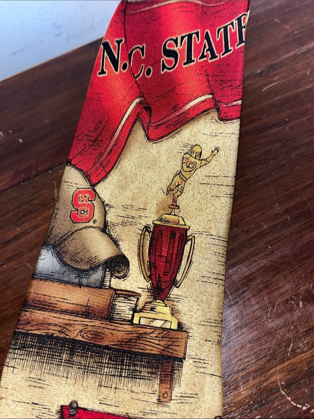 Vintage North Carolina State Wolfpack 100% silk football sports theme neck tie - Picture 3 of 4